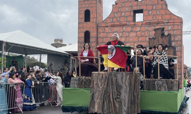 Desfile Farroupilha emociona milhares de pessoas na capital gaúcha