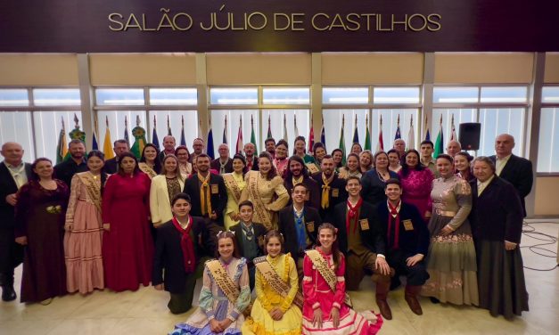 Parlamento Gaúcho homenageia Prendas e Peões em cerimônia especial